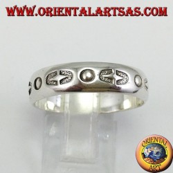 Ring in Silberband mit der Hand eingelegt