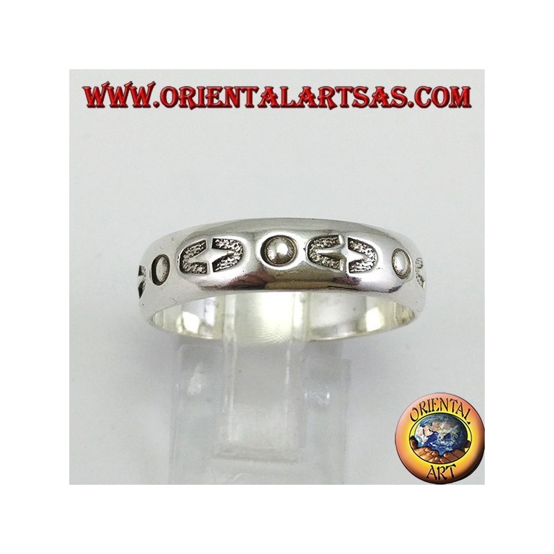 Bague en bande d'argent incrustée à la main