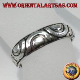 Anillo de plata con pies o falange incrustado con semicírculos opuestos