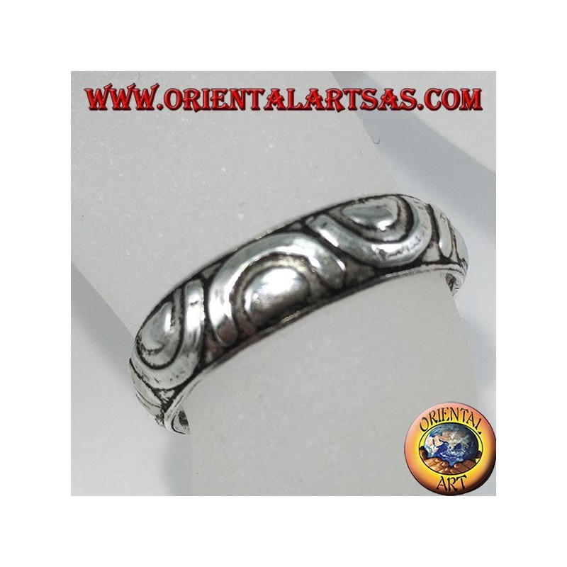 Bague en argent avec pieds ou phalange incrustée de demi-cercles opposés