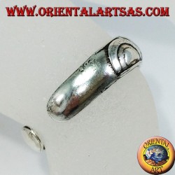 Bague en argent avec pieds ou phalange incrustée de demi-cercles opposés