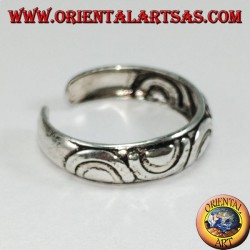 Bague en argent avec pieds ou phalange incrustée de demi-cercles opposés
