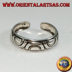 Bague en argent avec pieds ou phalange incrustée de demi-cercles opposés