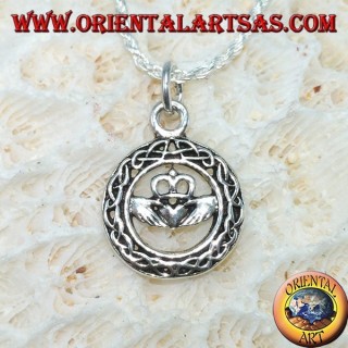 Ciondolo in argento, claddagh nel cerchio di nodo celtico