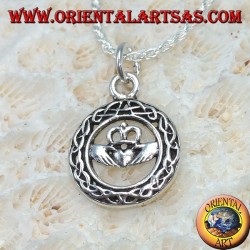 Colgante de plata, claddagh en el círculo del nudo celta