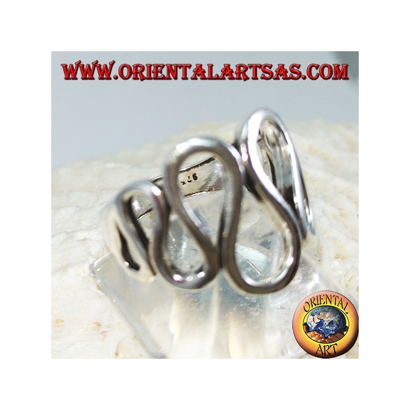 Silberner Ring mit wellenförmigen Wellen