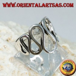 Silberner Ring mit wellenförmigen Wellen