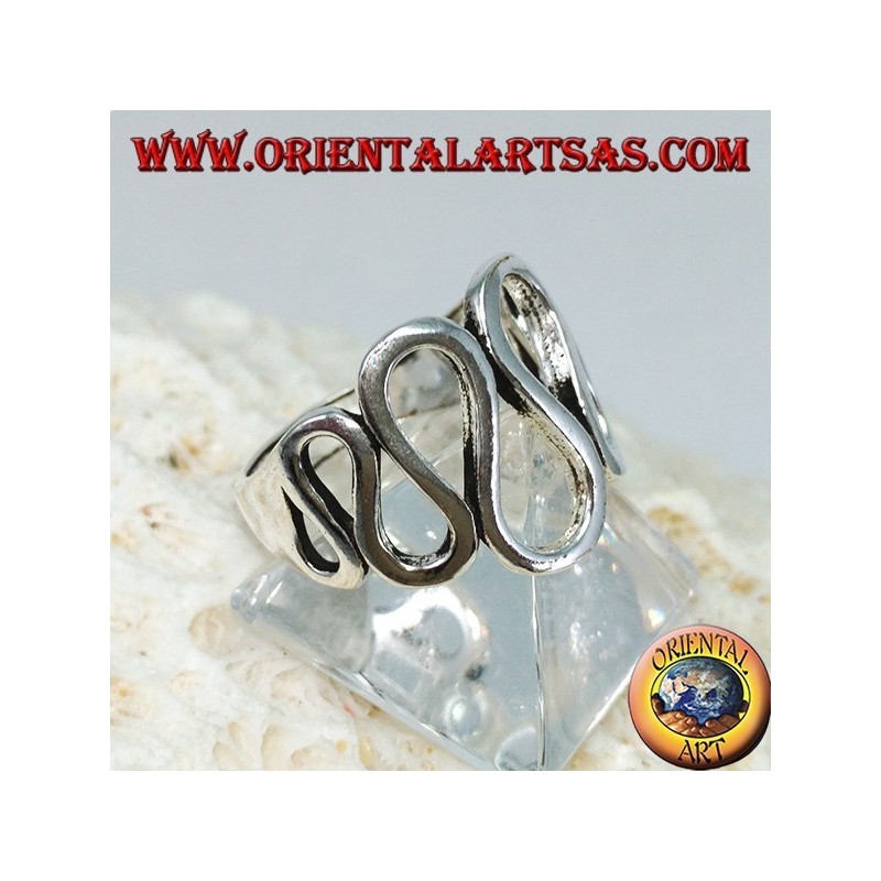 Silberner Ring mit wellenförmigen Wellen