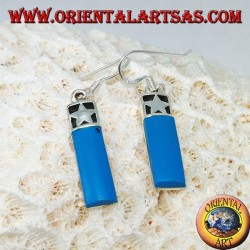 Pendientes de plata con un barril con estrella en bajorrelieve y pasta turquesa