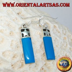 Pendientes de plata con un barril con estrella en bajorrelieve y pasta turquesa