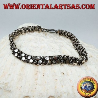 Bracelet en argent avec deux rangées de petites fleurs et des plaques rondes