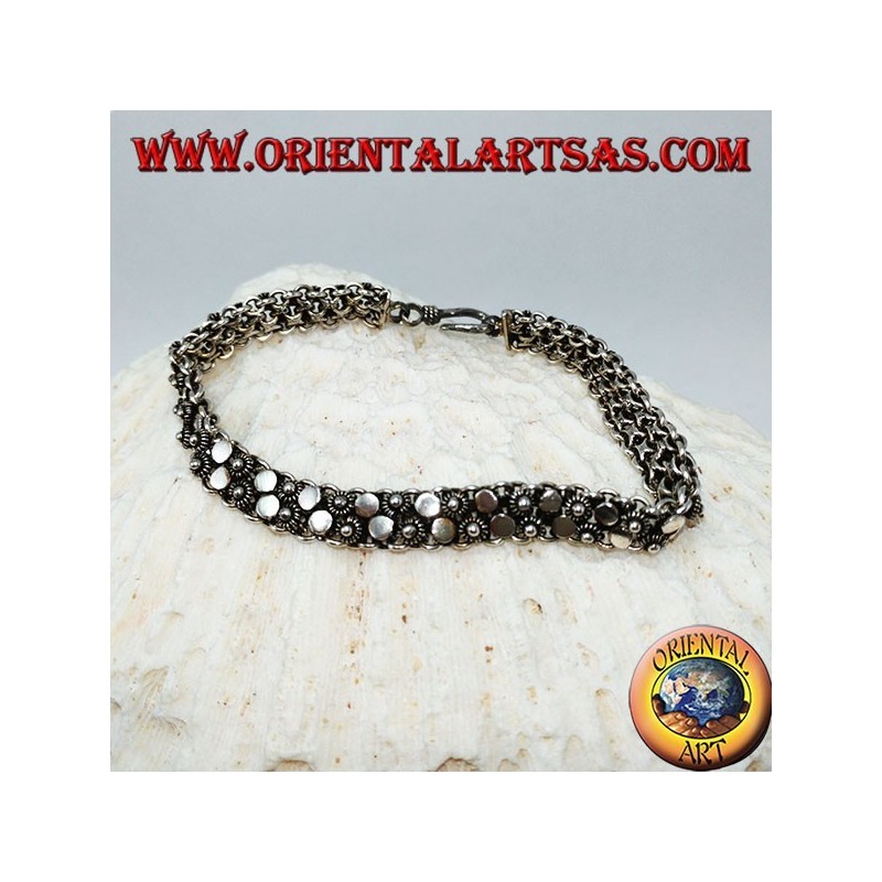 Pulsera de plata con dos filas de pequeñas flores y placas redondas