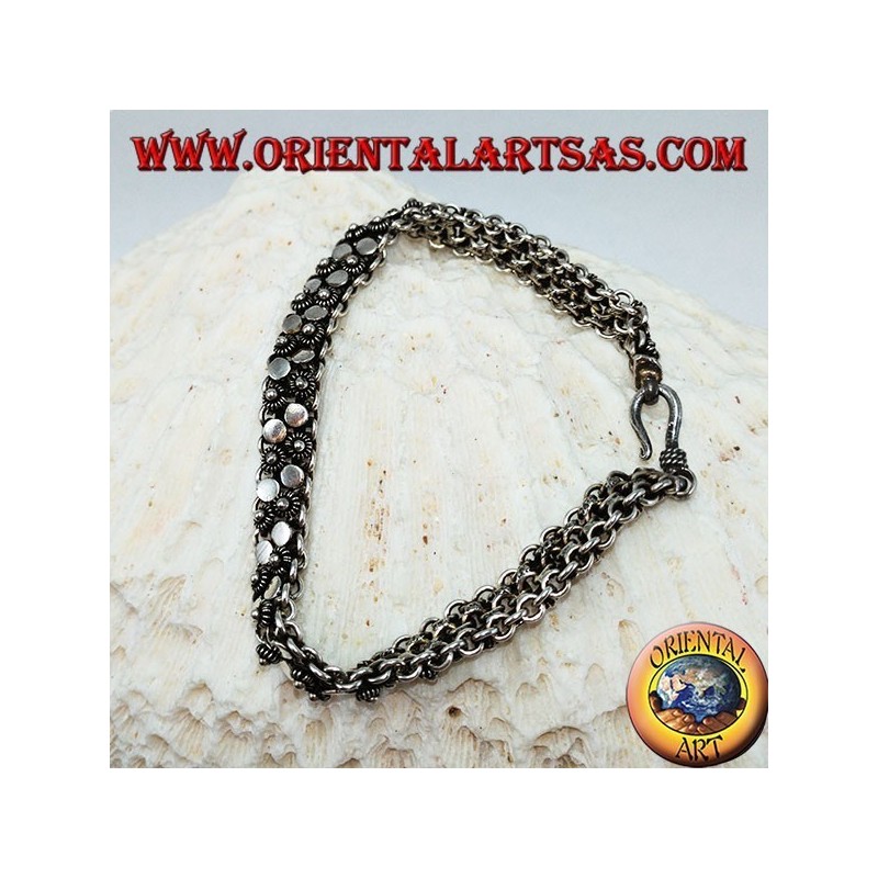 Silbernes Armband mit zwei Reihen kleiner Blumen und runden Tellern