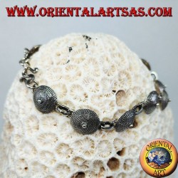 Silbernes Armband, ethnisches Design des Schildes