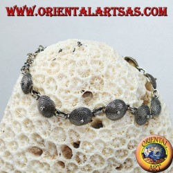 Silbernes Armband, ethnisches Design des Schildes