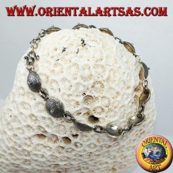 Silbernes Armband, ethnisches Design des Schildes