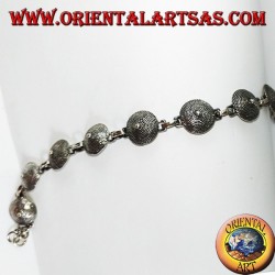 Silbernes Armband, ethnisches Design des Schildes