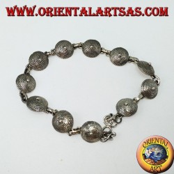 Silbernes Armband, ethnisches Design des Schildes