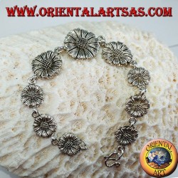 Silbernes Armband in Form von Gänseblümchen
