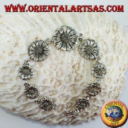 Silver bracelet in the shape of daisies