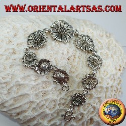 Silver bracelet in the shape of daisies
