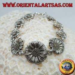 Silbernes Armband in Form von Gänseblümchen