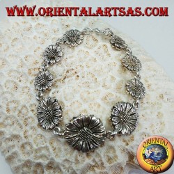 Silver bracelet in the shape of daisies