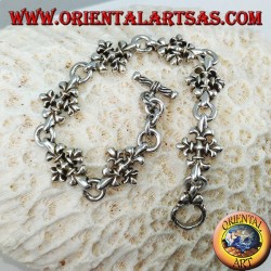 Armband mit silbernen Lilienkreuzen