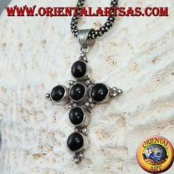 Cruz colgante en plata con seis estrellas negras, redondas