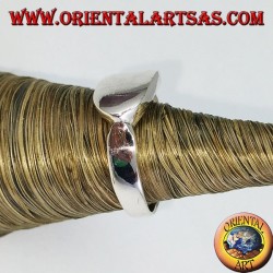 Glatter Silberring mit ovalem Kreuzschild