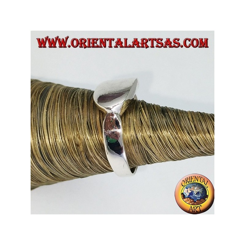 Anillo de plata lisa con escudo ovalado