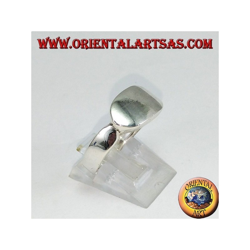 Glatter Silberring mit ovalem Kreuzschild