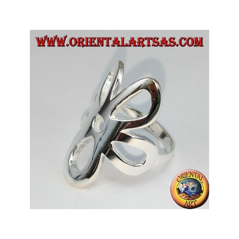 Bague en argent lisse avec une fleur