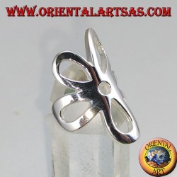 Anillo en plata lisa con una flor