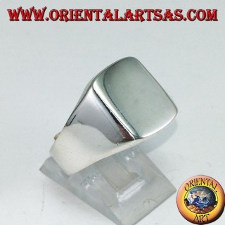 Anillo de plata con un escudo liso rectangular, grabado a petición