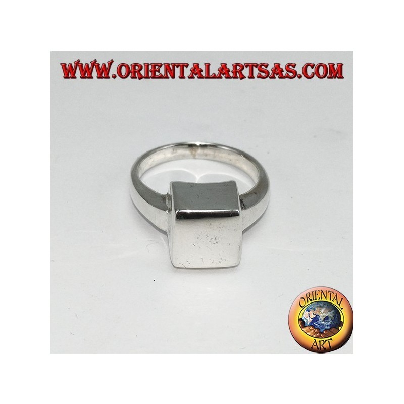 Bague en argent dans un cube lisse