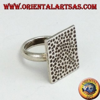 Anello in argento con piastra rettangolare martellato a mano
