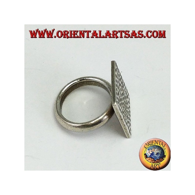 Anello in argento con piastra rettangolare martellato a mano