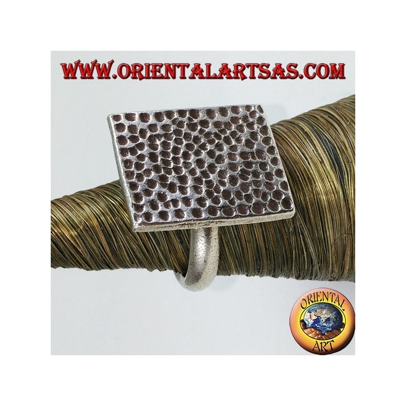Bague en argent avec plaque rectangulaire martelée à la main