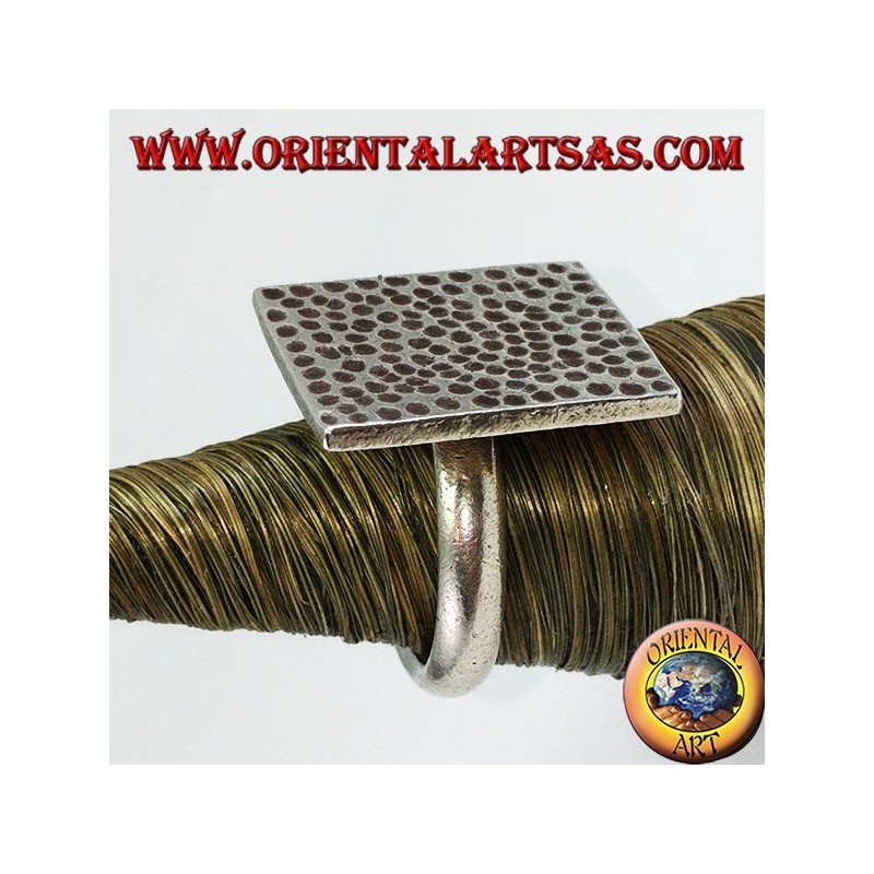 Anillo de plata con placa rectangular martillada a mano