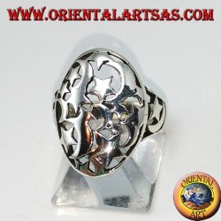 Anillo ovalado de plata, perforado con estrellas y lunas