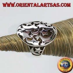 Anillo ovalado de plata, perforado con estrellas y lunas