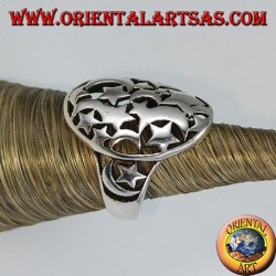 Anillo ovalado de plata, perforado con estrellas y lunas