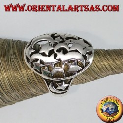 Anillo ovalado de plata, perforado con estrellas y lunas