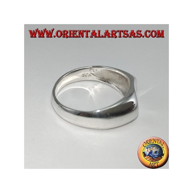 Anello in argento con scudo ovale di traverso concavo