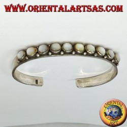 Pulsera de plata rígida con madre perlas redondas
