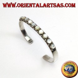 Rigid silver bracelet with mother round pearls