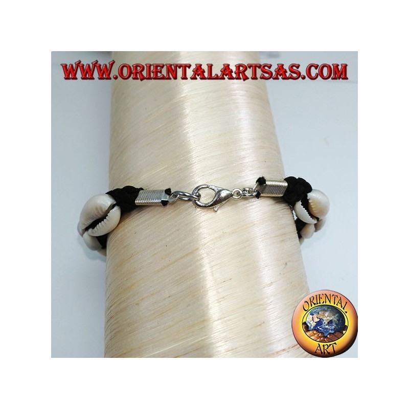 Pulsera de conchas de caupi carea con cierre de metal analergico