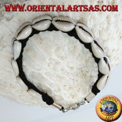 Pulsera de conchas de caupi carea con cierre de metal analergico