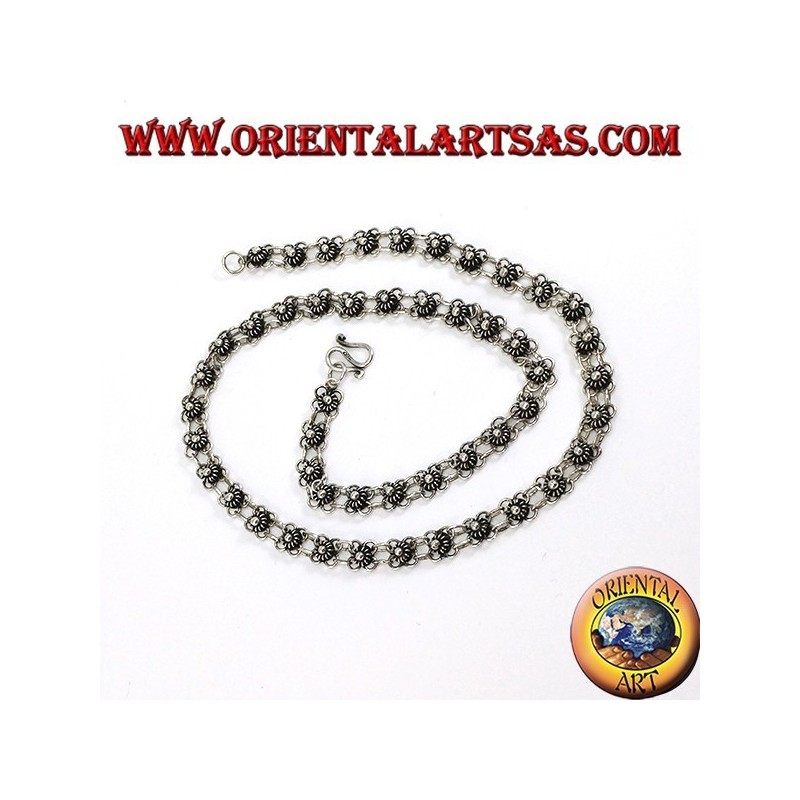 Collar de plata con flores pequeñas (girogola)